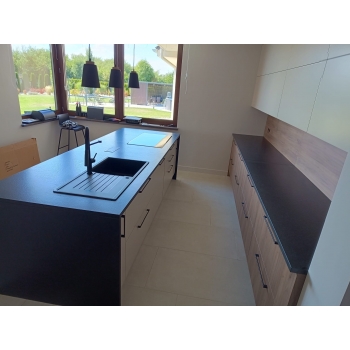 Nr B003<br />Blat kamienny<br />Granit: Pilot Black<br />Wymiar: 65x100 cm
