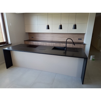 Nr B003<br />Blat kamienny<br />Granit: Pilot Black<br />Wymiar: 65x100 cm