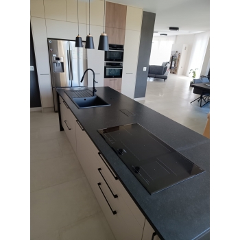 Nr B003<br />Blat kamienny<br />Granit: Pilot Black<br />Wymiar: 65x100 cm