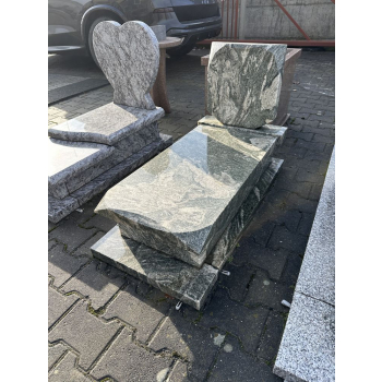 Nr W001<br />Nagrobek z ekspozycji<br />Granit: Green Multi<br />Wymiar: 105x50 cm