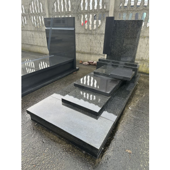 Nr W002<br />Nagrobek z wystawy<br />Granit: Angola Blue<br />Wymiar: 190x90 cm