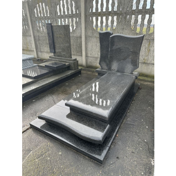 Nr W005<br />Nagrobek z ekspozycji<br />Granit: Impala<br />Wymiar: 180x90 cm