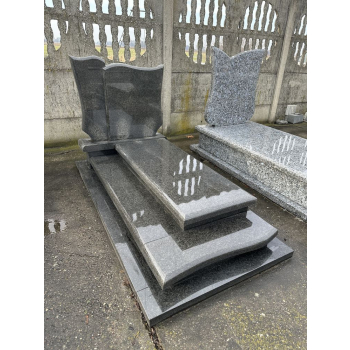 Nr W005Nagrobek z ekspozycjiGranit: ImpalaWymiar: 180x90 cm