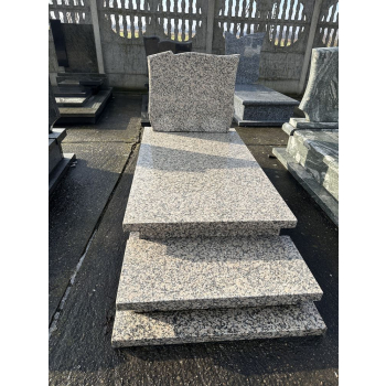 Nr W006<br />Nagrobek z wystawy<br />Granit: Crema Julia<br />Wymiar: 180x84 cm