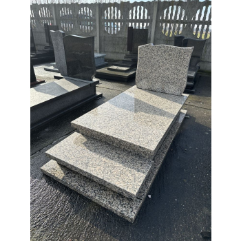 Nr W006<br />Nagrobek z wystawy<br />Granit: Crema Julia<br />Wymiar: 180x84 cm