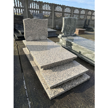 Nr W006Nagrobek z wystawyGranit: Crema JuliaWymiar: 180x84 cm