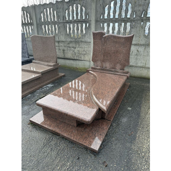 Nr W007<br />Nagrobek z ekspozycji<br />Granit: Wanga<br />Wymiar: 180x90 cm