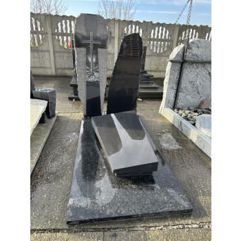 Nr W010<br />Nagrobek z wystawy<br />Granit: Nero Angola<br />Wymiar: 190x90 cm