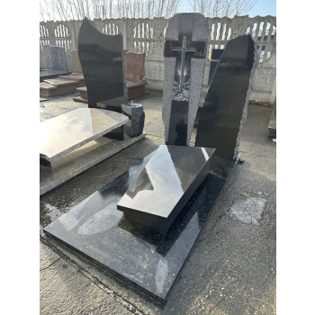 Nr W010<br />Nagrobek z wystawy<br />Granit: Nero Angola<br />Wymiar: 190x90 cm