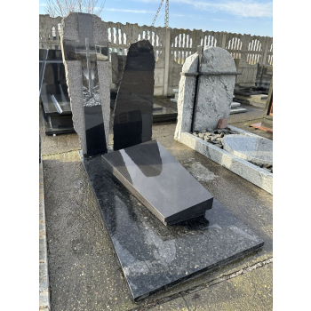 Nr W010Nagrobek z wystawyGranit: Nero AngolaWymiar: 190x90 cm
