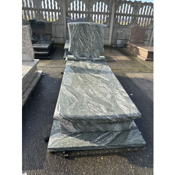 Nr W012<br />Nagrobek z ekspozycji<br />Granit: Green Multi<br />Wymiar: 190x90 cm