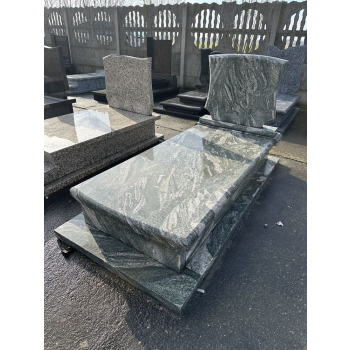Nr W012<br />Nagrobek z ekspozycji<br />Granit: Green Multi<br />Wymiar: 190x90 cm