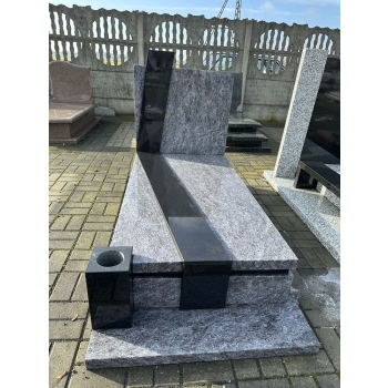 Nr W013<br />Nagrobek z wystawy<br />Granit: Lawender<br />Wymiar: 190x90 cm