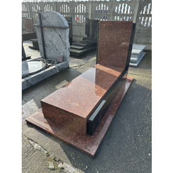 Nr W015<br />Nagrobek z wystawy<br />Granit: Wanga<br />Wymiar: 190x90 cm