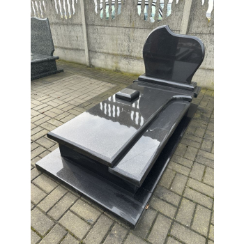 Nr W018<br />Nagrobek z wystawy<br />Granit: Szwed M<br />Wymiar: 185x90 cm