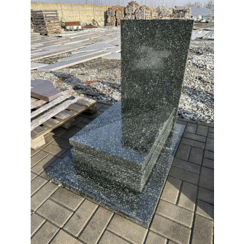 Nr W019<br />Nagrobek z ekspozycji<br />Granit: Hassan<br />Wymiar: 100x70 cm
