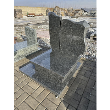 Nr W021<br />Nagrobek z ekspozycji<br />Granit: Impala<br />Wymiar: 90x90 cm