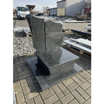 Nr W021Nagrobek z ekspozycjiGranit: ImpalaWymiar: 90x90 cm