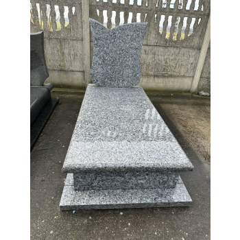 Nr W024<br />Nagrobek z wystawy<br />Granit: Labrador<br />Wymiar: 180x85 cm
