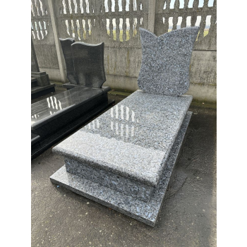 Nr W024<br />Nagrobek z wystawy<br />Granit: Labrador<br />Wymiar: 180x85 cm