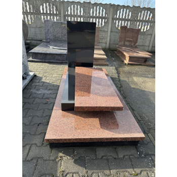 Nr W026<br />Nagrobek z wystawy<br />Granit: Wanga<br />Wymiar: 190x90 cm