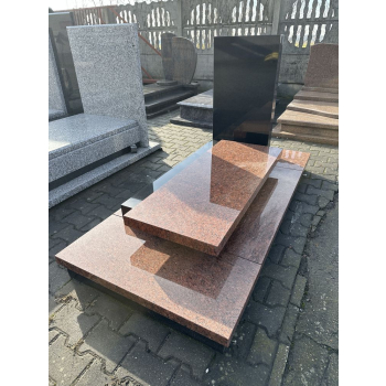 Nr W026<br />Nagrobek z wystawy<br />Granit: Wanga<br />Wymiar: 190x90 cm