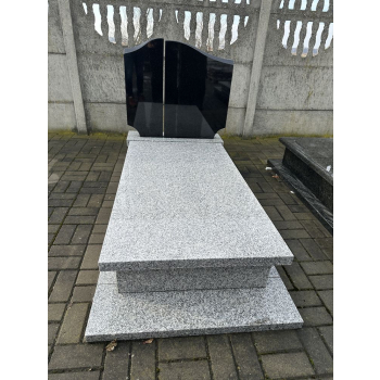 Nr W027<br />Nagrobek z ekspozycji<br />Granit: Blanco<br />Wymiar: 190x90 cm