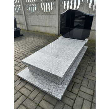 Nr W027<br />Nagrobek z ekspozycji<br />Granit: Blanco<br />Wymiar: 190x90 cm