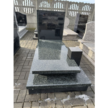 Nr W028<br />Nagrobek z wystawy<br />Granit: Hassan<br />Wymiar: 190x90 cm