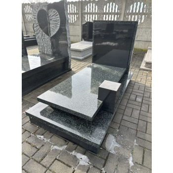 Nr W028<br />Nagrobek z wystawy<br />Granit: Hassan<br />Wymiar: 190x90 cm