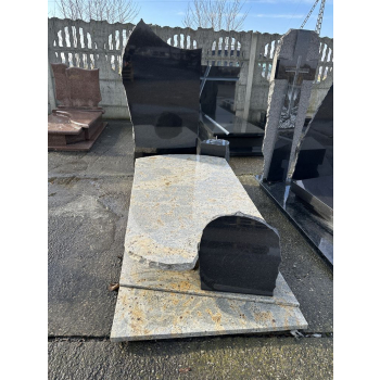 Nr W030<br />Nagrobek z wystawy<br />Granit: Kashmir Gold<br />Wymiar: 187x90 cm