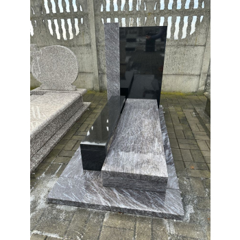 Nr W032<br />Nagrobek z wystawy<br />Granit: Orion<br />Wymiar: 190x90 cm