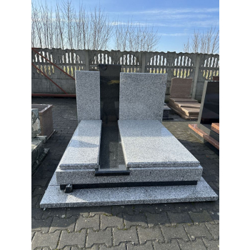 Nr W033<br />Nagrobek z ekspozycji<br />Granit: Tarn<br />Wymiar: 190x170 cm