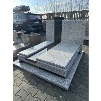 Nr W033<br />Nagrobek z ekspozycji<br />Granit: Tarn<br />Wymiar: 190x170 cm