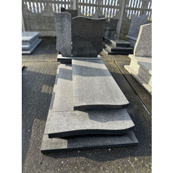 Nr W035<br />Nagrobek z ekspozycji<br />Granit: Impala<br />Wymiar: 180x85 cm