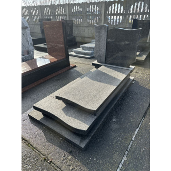 Nr W035<br />Nagrobek z ekspozycji<br />Granit: Impala<br />Wymiar: 180x85 cm
