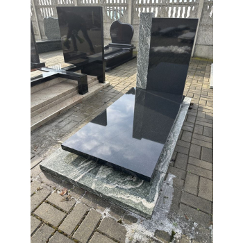 Nr W036<br />Nagrobek z wystawy<br />Granit: Green Multi<br />Wymiar: 190x90 cm