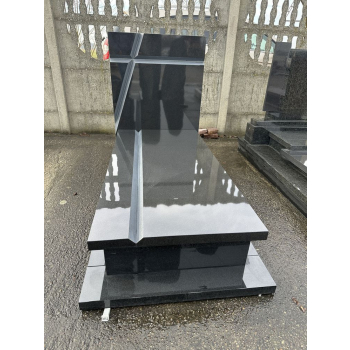 Nr W038<br />Nagrobek z ekspozycji<br />Granit: Tanzanit<br />Wymiar: 190x90 cm