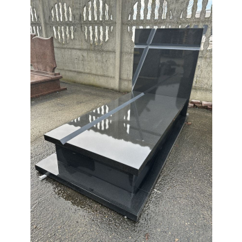 Nr W038<br />Nagrobek z ekspozycji<br />Granit: Tanzanit<br />Wymiar: 190x90 cm