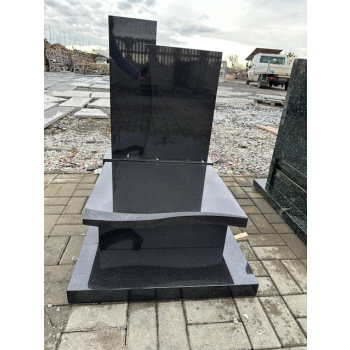 Nr W044<br />Nagrobek z ekspozycji<br />Granit: Szwed M<br />Wymiar: 100x70 cm