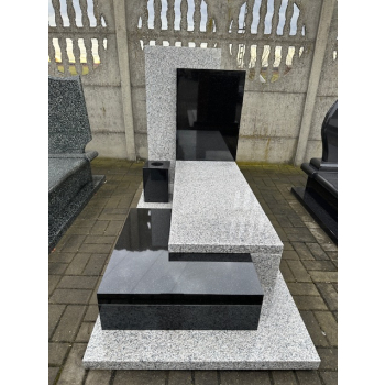 Nr W045<br />Nagrobek z wystawy<br />Granit: Srebrzysty<br />Wymiar: 190x90 cm