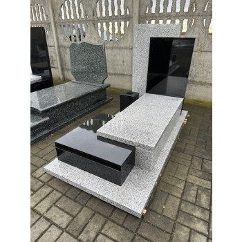 Nr W045<br />Nagrobek z wystawy<br />Granit: Srebrzysty<br />Wymiar: 190x90 cm