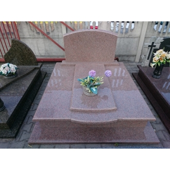 Nr D039<br />Nagrobek podwójny<br />Granit: Bohus Red<br />Wymiar: 235x210 cm