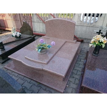 Nr D039<br />Nagrobek podwójny<br />Granit: Bohus Red<br />Wymiar: 235x210 cm
