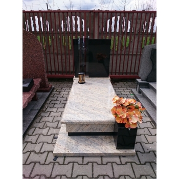 Nr P185<br />Nagrobek pojedynczy<br />Granit: Kashmir Gold<br />Wymiar: 250x120 cm