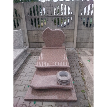 Nr P188<br />Nagrobek pojedynczy<br />Granit: Bohus Red<br />Wymiar: 190x90 cm