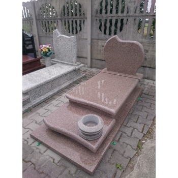 Nr P188<br />Nagrobek pojedynczy<br />Granit: Bohus Red<br />Wymiar: 190x90 cm