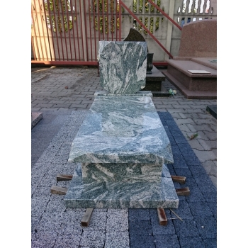 Nr U004<br />Nagrobek urnowy, dziecięcy<br />Granit: Green Multi<br />Wymiar: 100x50 cm